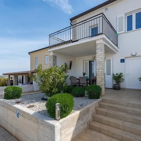 House Businia With Whirlpool Holiday home *