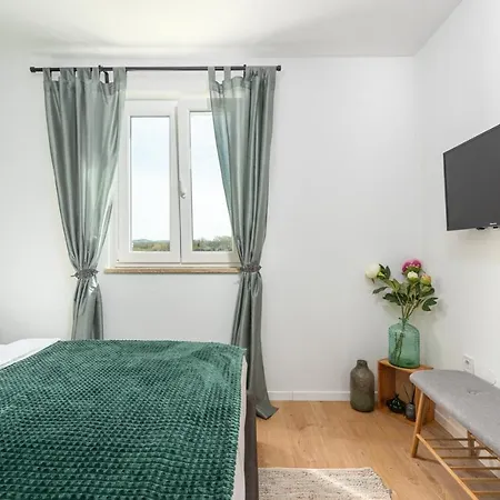 Holiday home House Businia With Whirlpool *