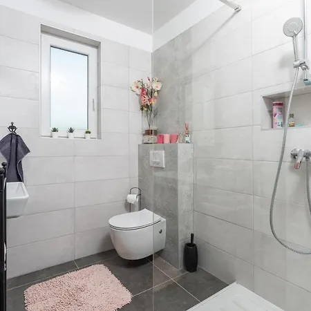House Businia With Whirlpool